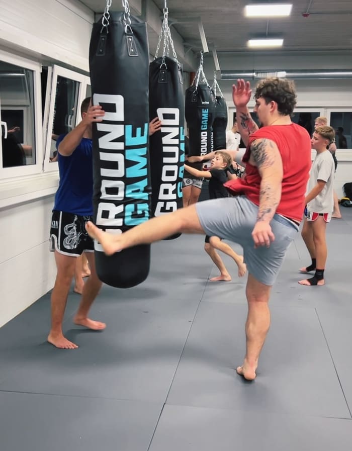 Muay thai treniruotė Kaune: spyriai į maišą